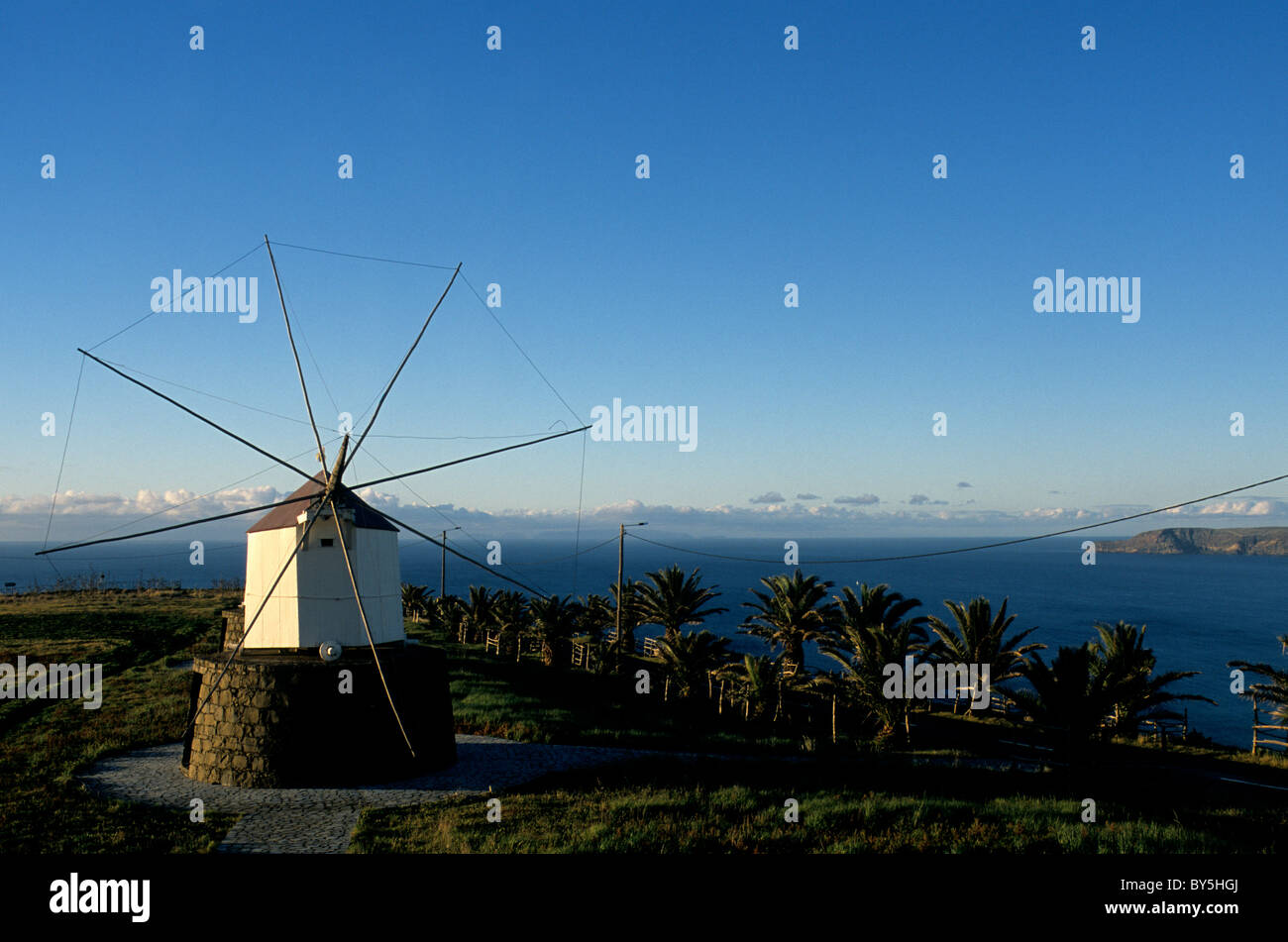 Eine traditionelle hölzerne Windmühle stammt aus dem späten 18. Jahrhundert befindet sich auf Porto Santo Insel im Atlantischen Ozean Stockfoto