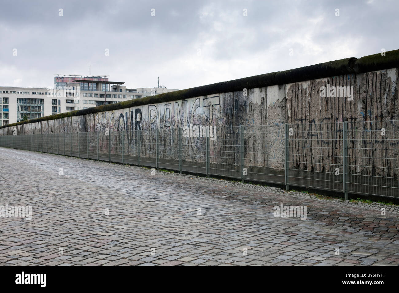 Deutschland, Berlin, Topographie des Terrors, Rest der Berliner Mauer. Die Berliner Mauer war eine bewachte Betonbarriere, die 1961until 1989 erbaut wurde. Stockfoto
