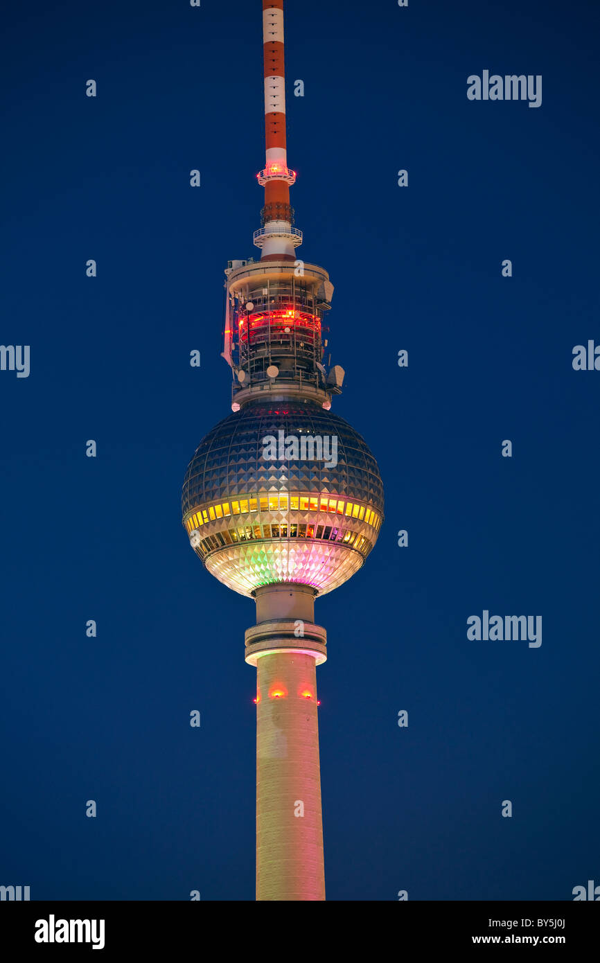 Deutschland, Bayern, Berlin, die Berliner Fernsehen Turm am Alexanderplatz bei Nacht beleuchtet Stockfoto