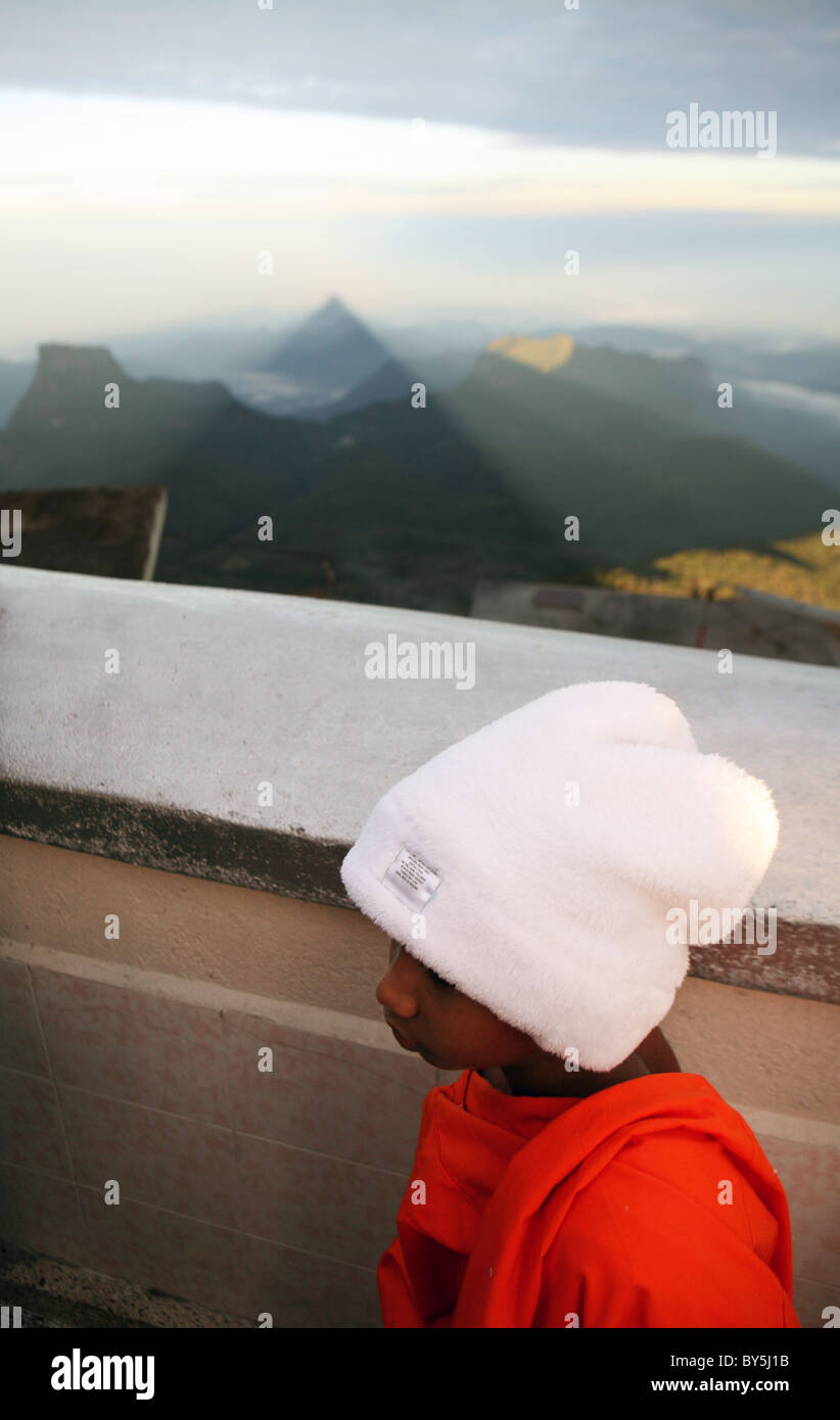 Sonne aufgehen wirft einen perfekt geformten dreieckigen Schatten von Sri Pada oder Adam's Peak auf die umliegende Landschaft. Sri Lanka. Stockfoto