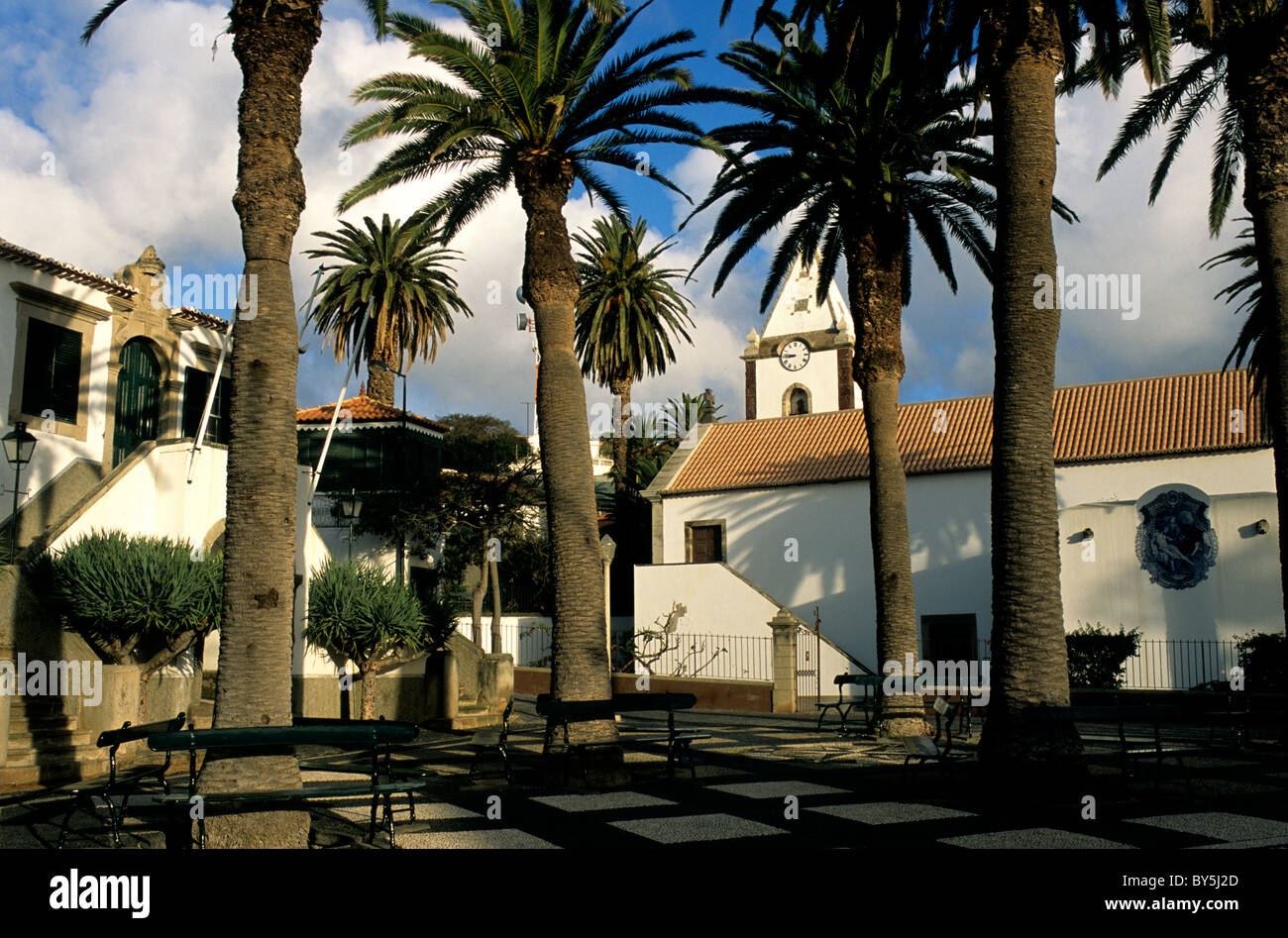 Igreja de Nossa Senhora da Piedade und das alte Rathaus in Vila Baleira, der Hauptstadt von Porto Santo Stockfoto