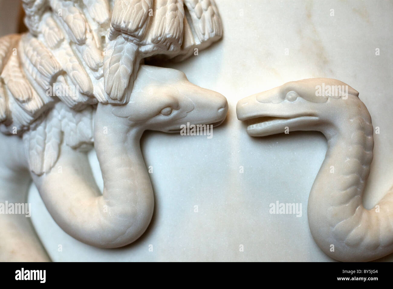 Schnitzen von zwei einander zugewandt Schlange-Köpfe Stockfoto