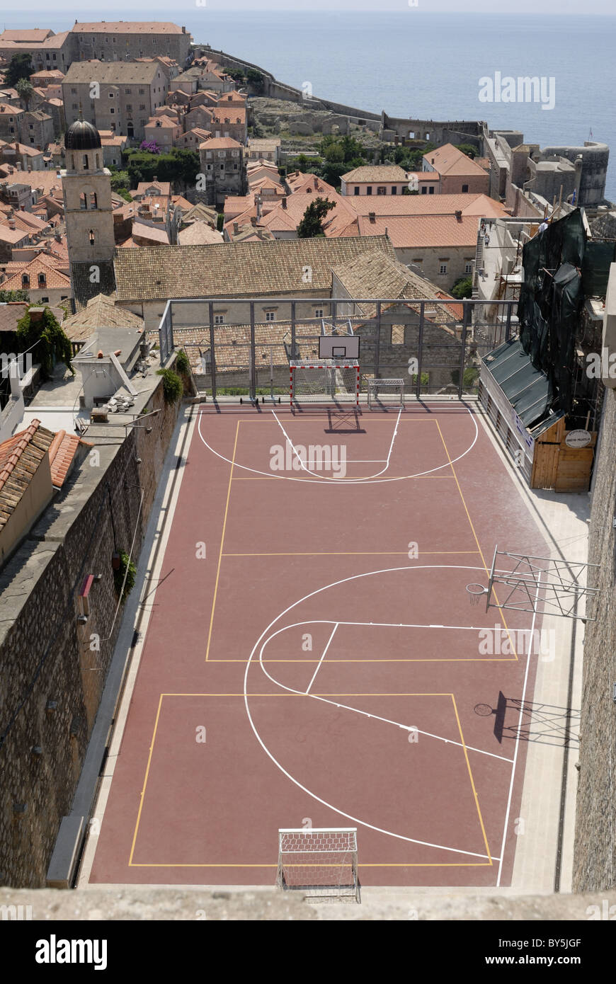 Kroaten lieben Sport. Dieses Gericht Basketball und Handball ist in der Altstadt von Dubrovnik. Von der Stadtmauer zu sehen. Dubrovnik... Stockfoto