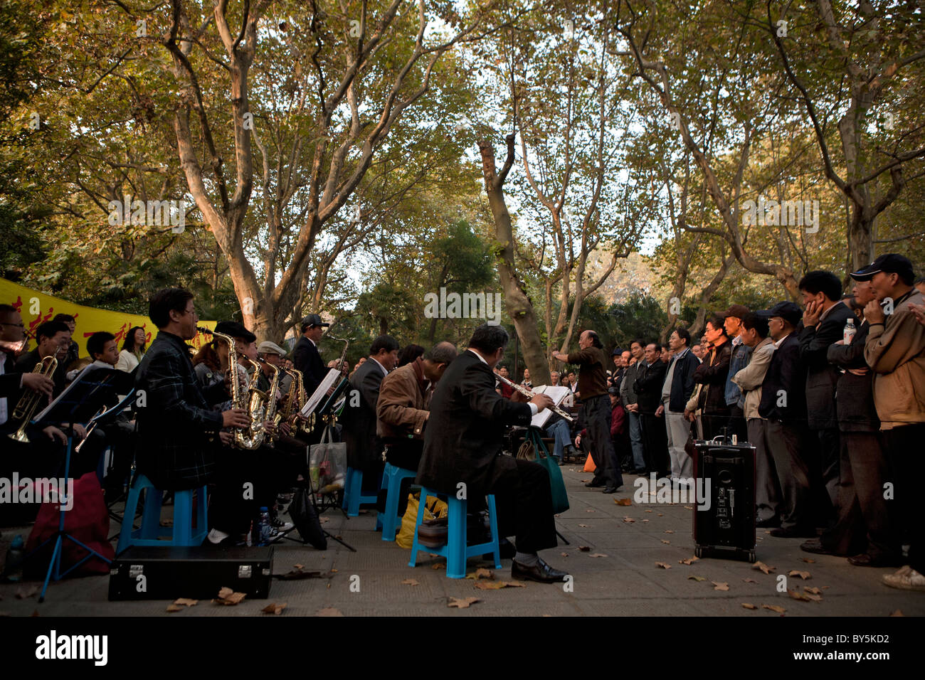 Publikum beobachten musikalische Darbietung in Luxon Park, Shanghai, China Stockfoto