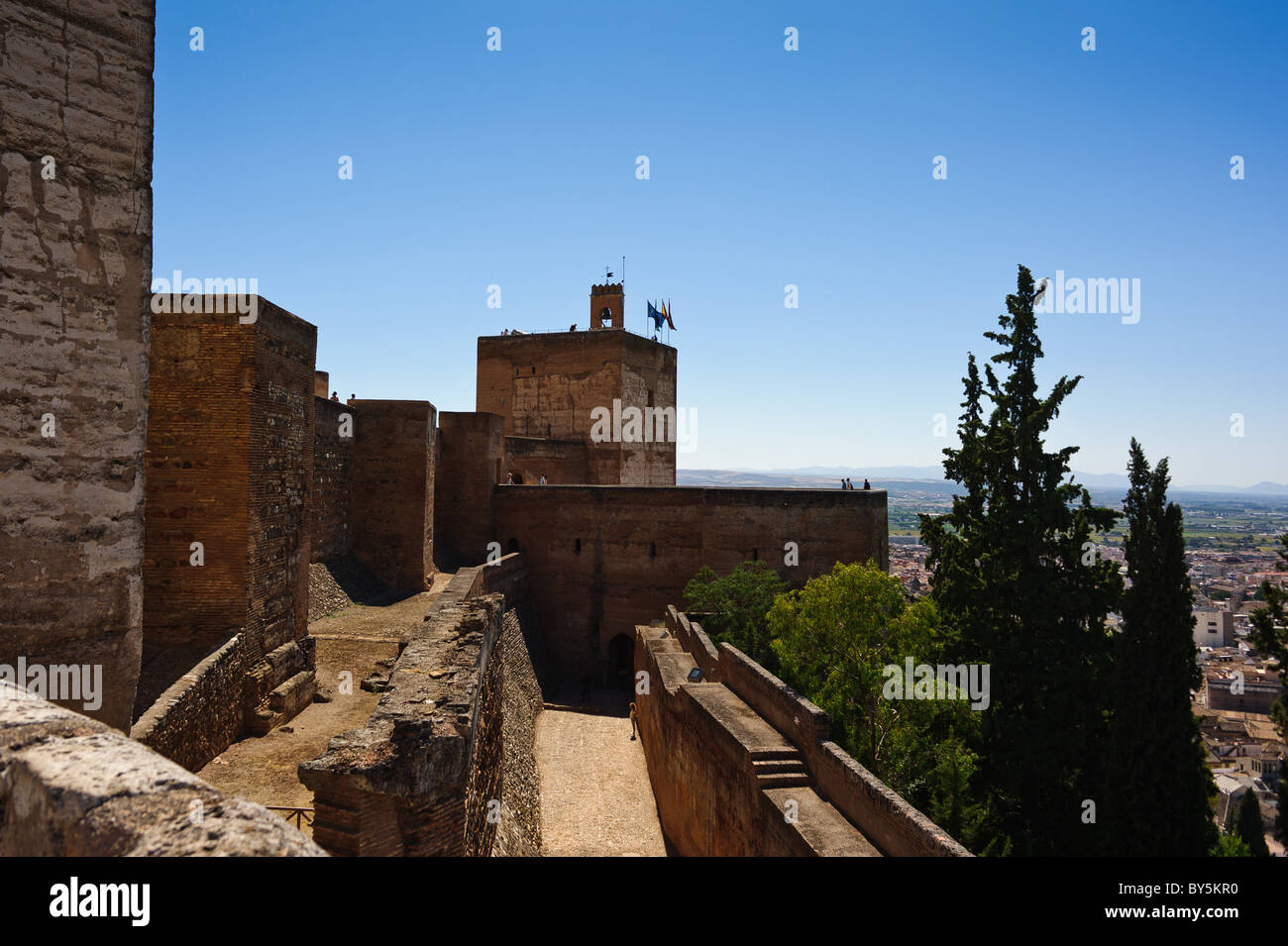 Torre De La Vela an einem warmen und sonnigen Nachmittag an der Alhambra in Granada, Spanien Stockfoto