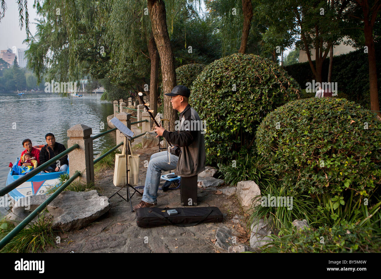 Man spielt Pungi Instrument Luxon Park, Shanghai, China Stockfoto