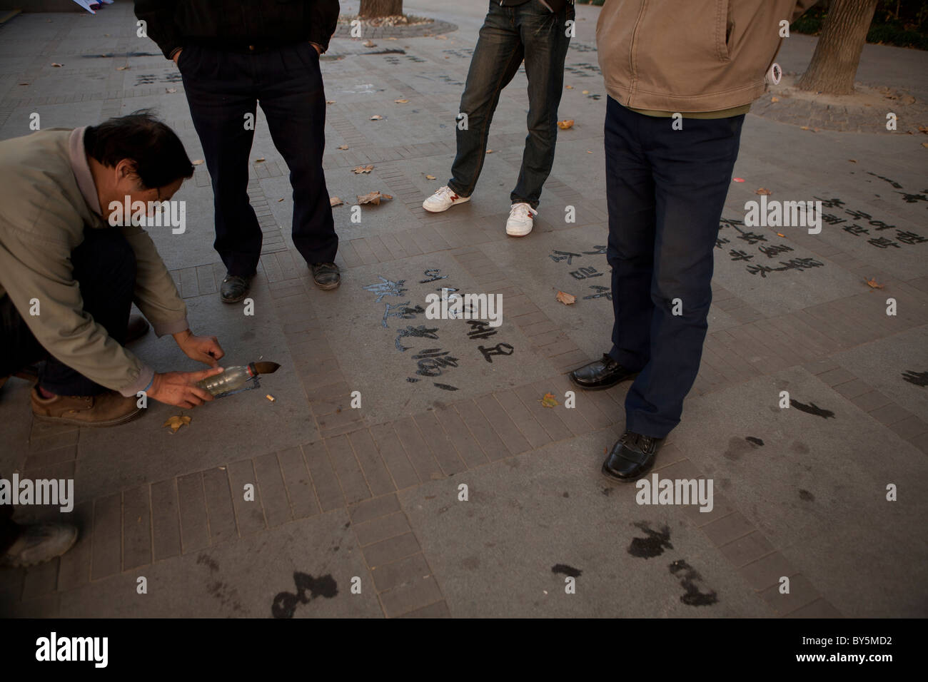Mann am Boden in Luxon Park, Shanghai, China Stockfoto