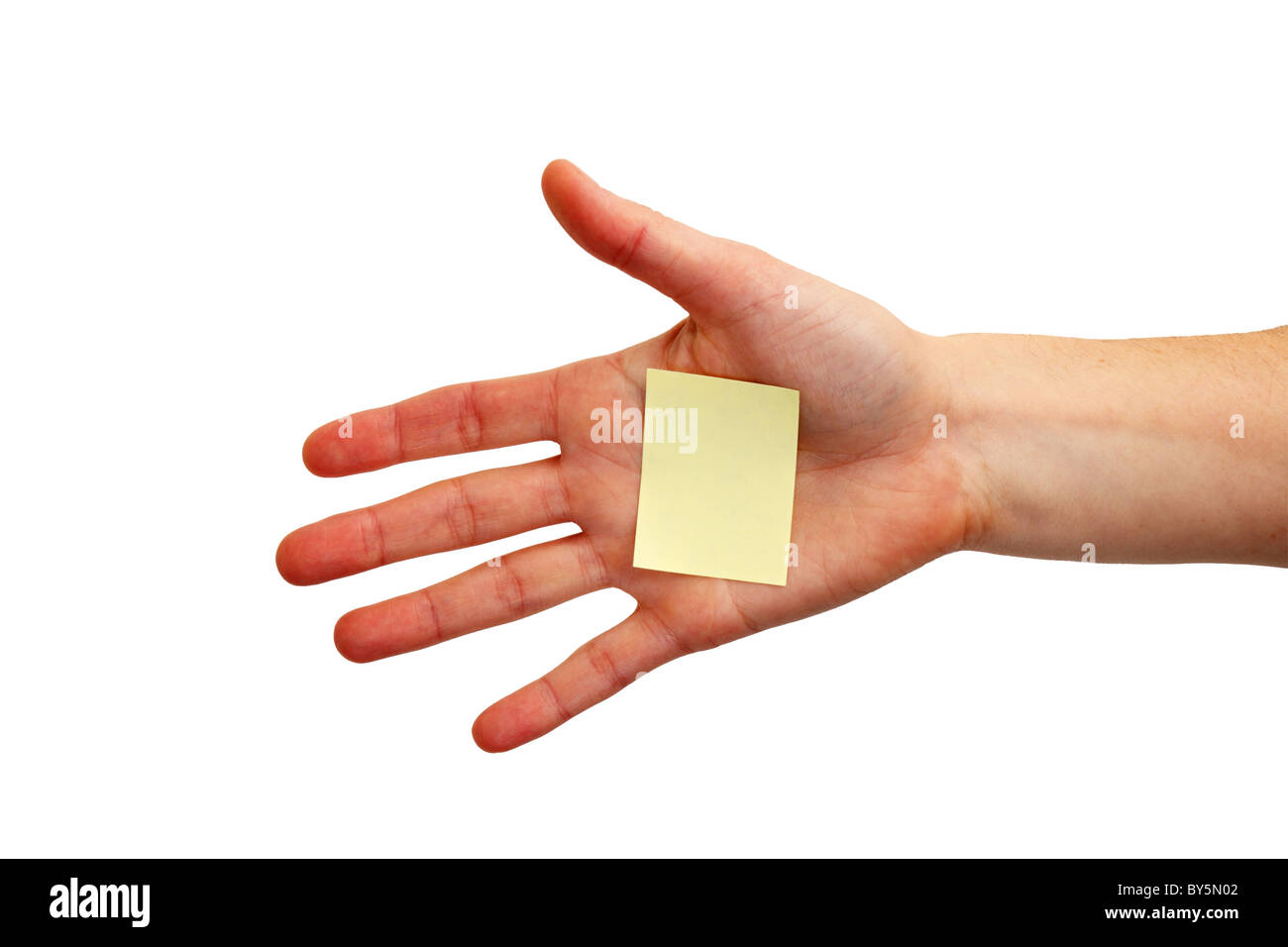die Hand einer Frau mit einem leeren gelben Zettel klebte an der Handfläche isoliert auf weiss Stockfoto