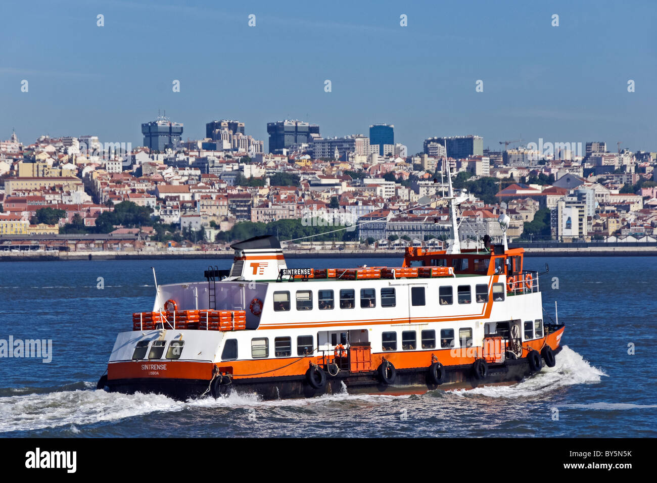 Transtejo e eine Soflusa betrieben Passagierfähre Sintrense auf dem Tejo in Lissabon in Portugal Stockfoto