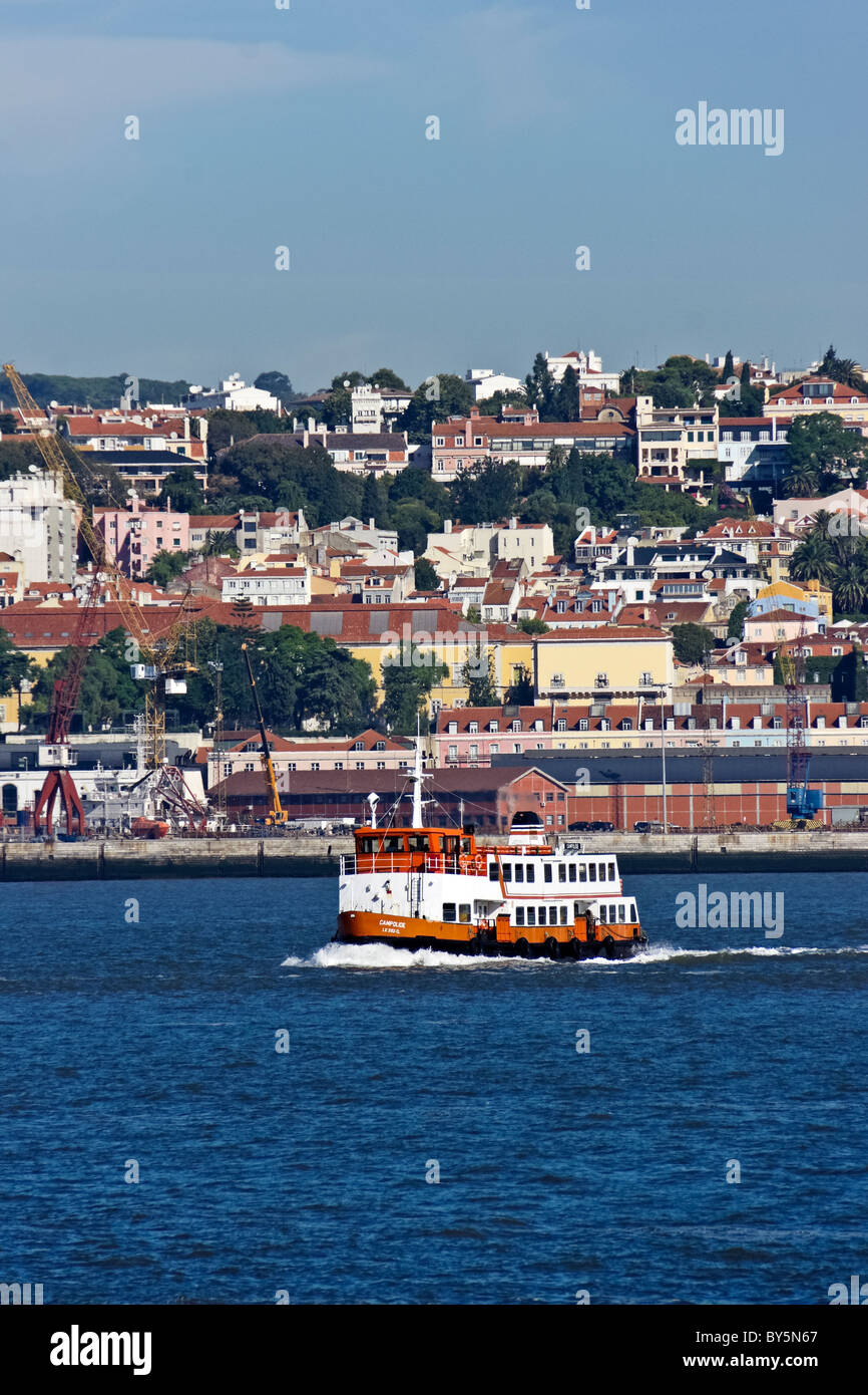 Transtejo e eine Soflusa betrieben Passagierfähre Campolide auf dem Tejo in Lissabon in Portugal Stockfoto