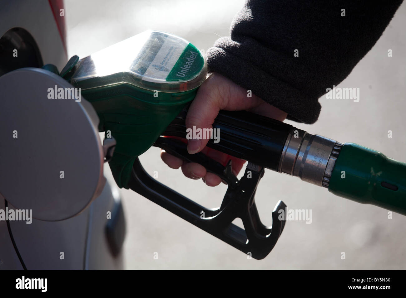 Benziner Silber Kraftstoff bleifrei Womans hand Stockfoto