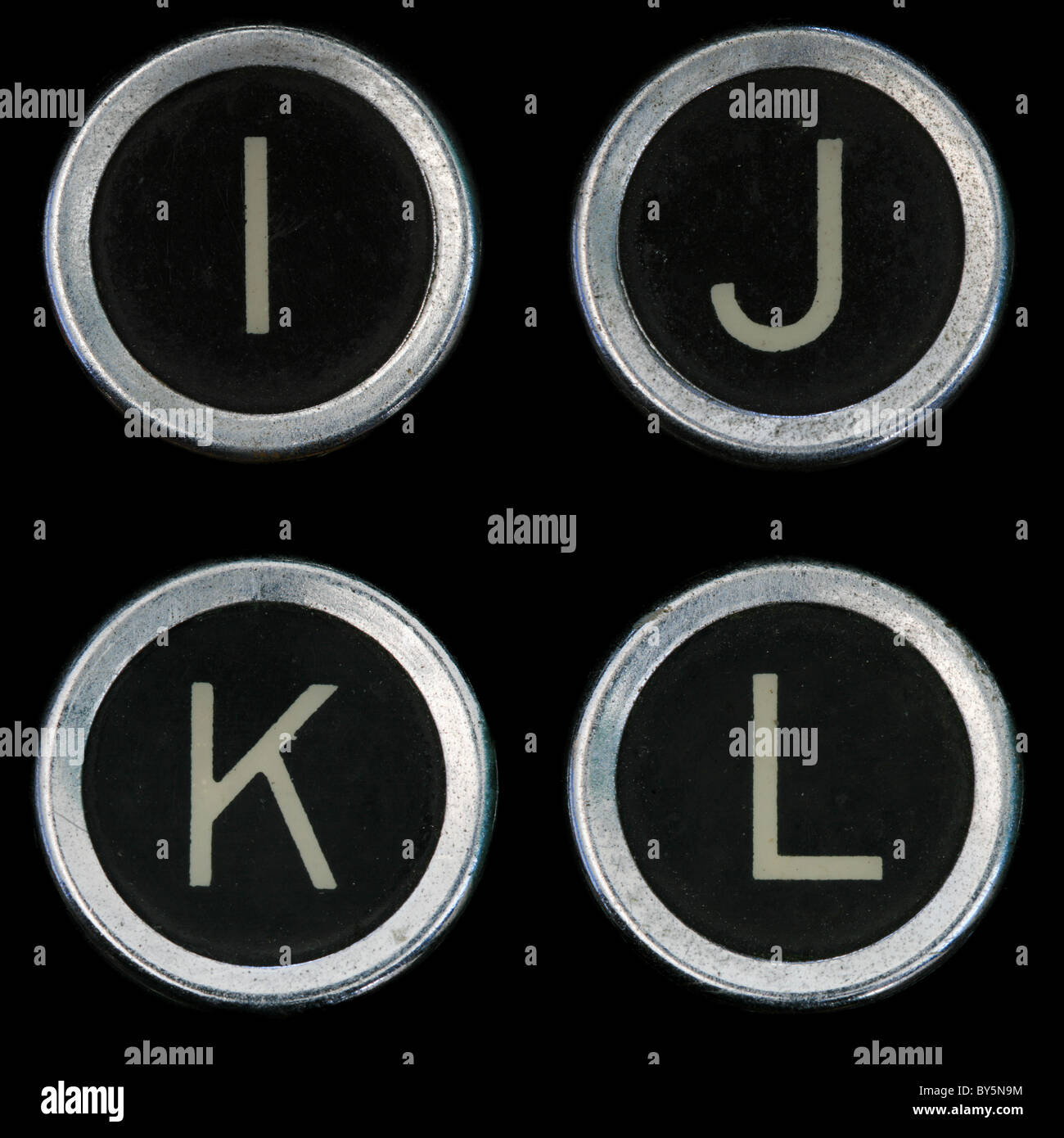 I J K L Tasten aus alten Schreibmaschine auf schwarzem Hintergrund Stockfoto