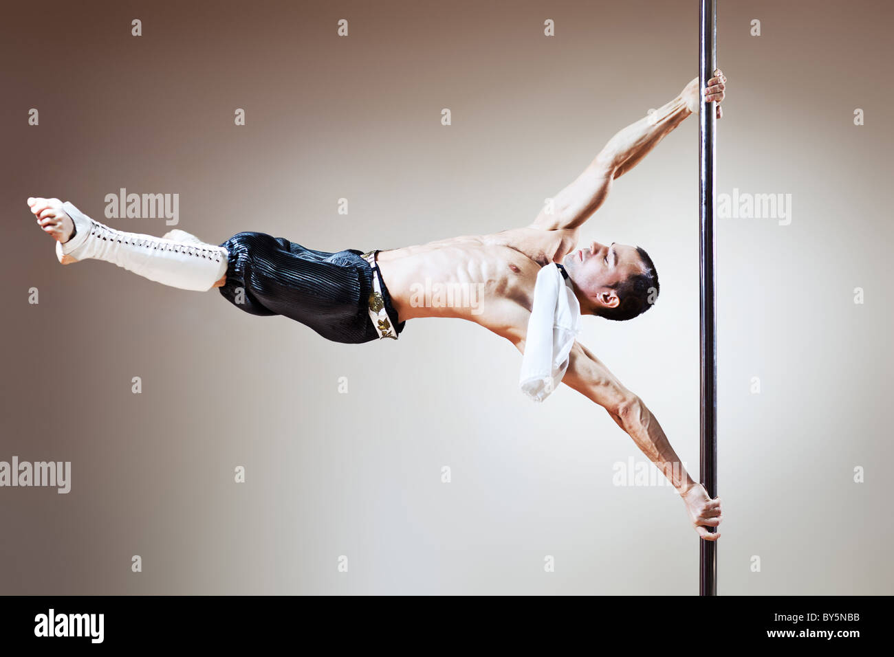 Junge starke Pole-Dance-Mann. Stockfoto