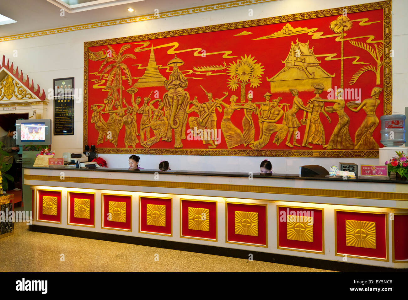 Foyer Mengbala Naxi Arts Theatre, Jinghong, Yunnan Provinz, Volksrepublik China. JMH4328 Stockfoto