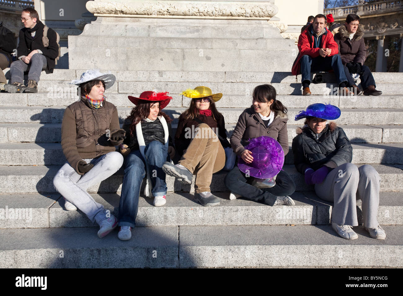Mädchen mit Hut sitzt auf dem Denkmal zu Alfonso XII in Buen Retiro Park. Madrid, Spanien. Stockfoto