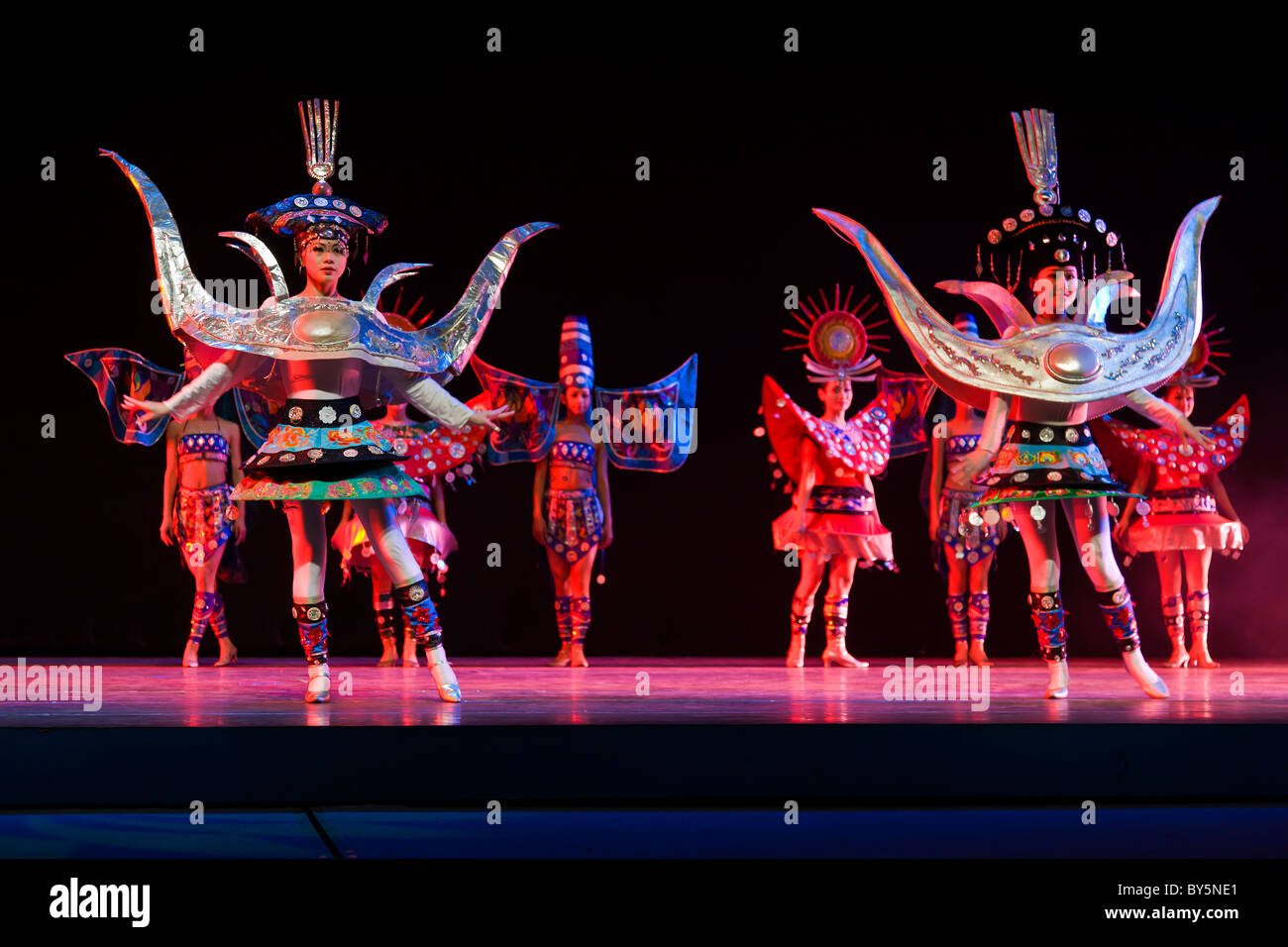 Darsteller auf der Bühne Mengbala Naxi Arts Theatre, Jinghong, Yunnan Provinz, Volksrepublik China. JMH4332 Stockfoto