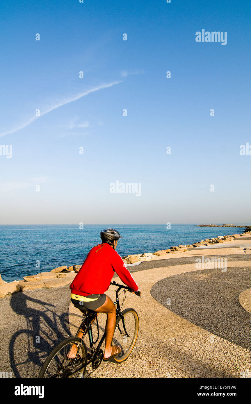 Radfahren an der schönen Strandpromenade in Tel Aviv. Stockfoto
