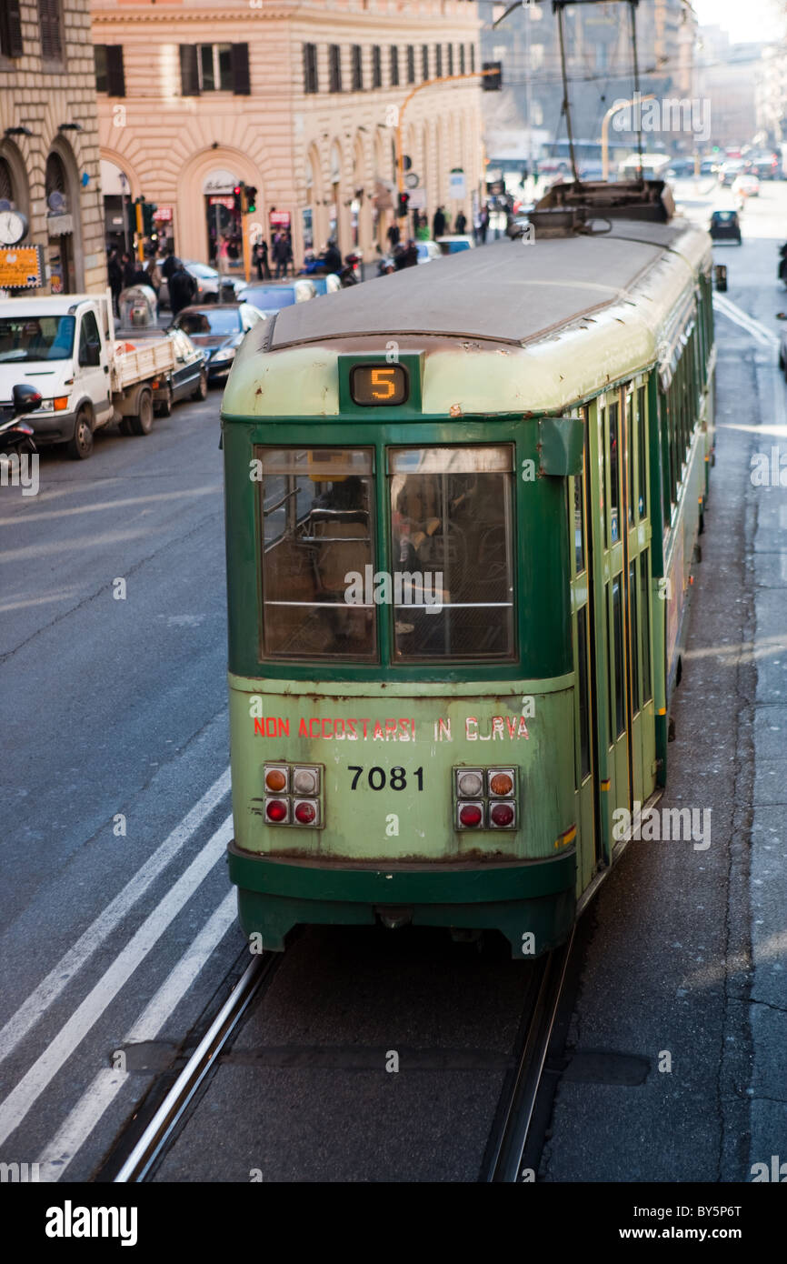 Rom Italien alte Straßenbahn Nummer fünf in den Straßen der Stadt Stockfoto