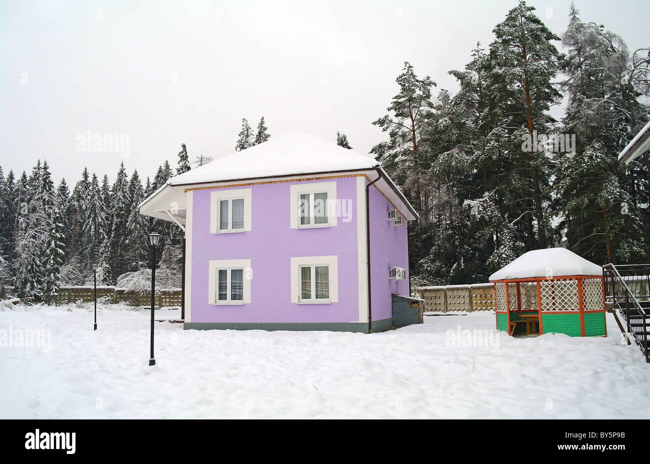 Das kleine Haus und Laube von Pension über ein Tannenwald im Winter in ein Schneefall, Moscow Region, Russland Stockfoto
