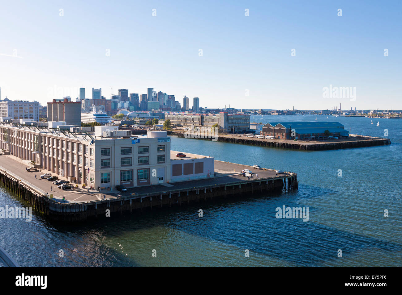 Stadt von Boston, Massachusetts Webstühle hinter Lagerhallen im Hafen von Boston Harbor Stockfoto