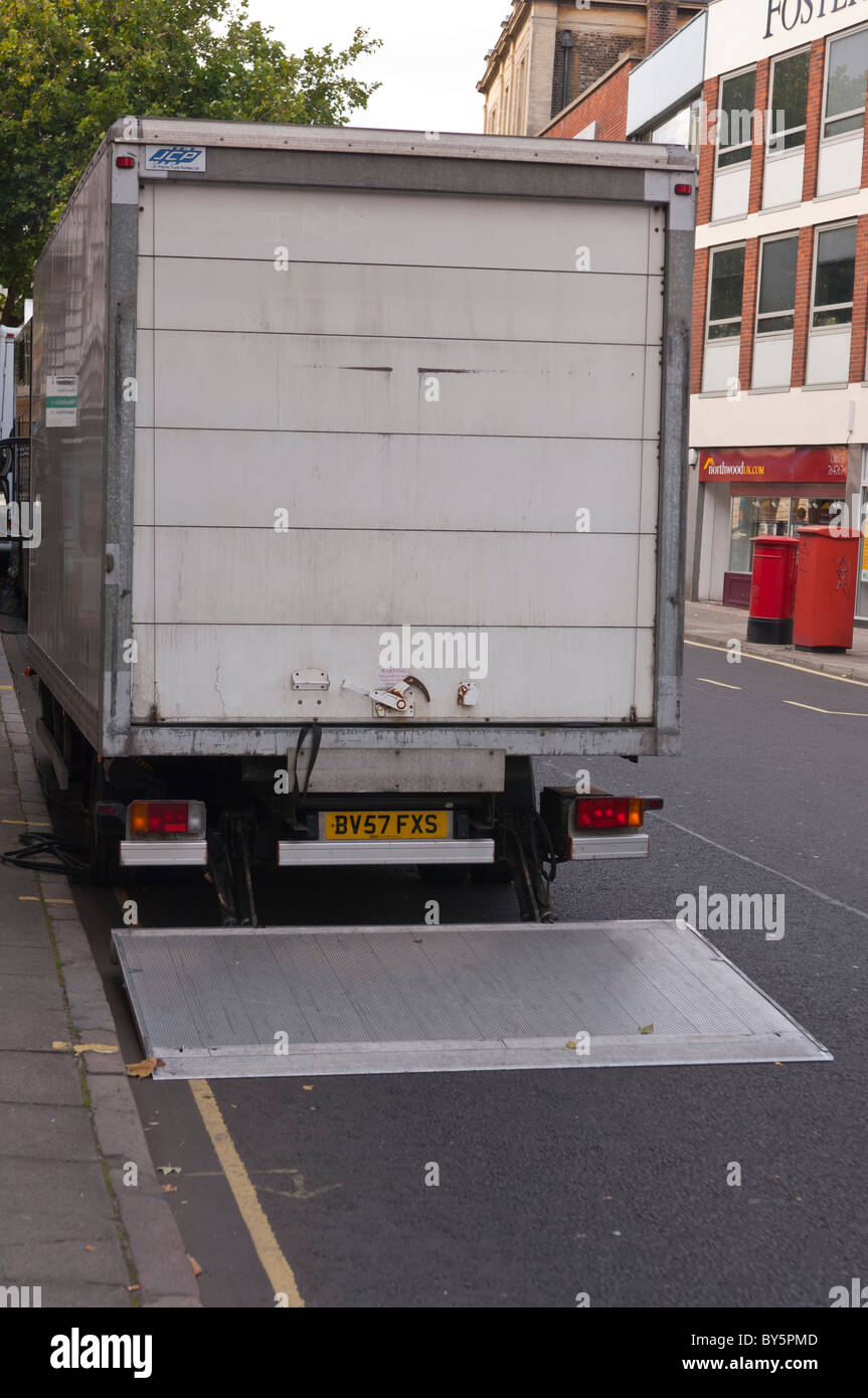 Die Rückseite eines LKW mit Ladebordwand im Vereinigten Königreich Stockfoto