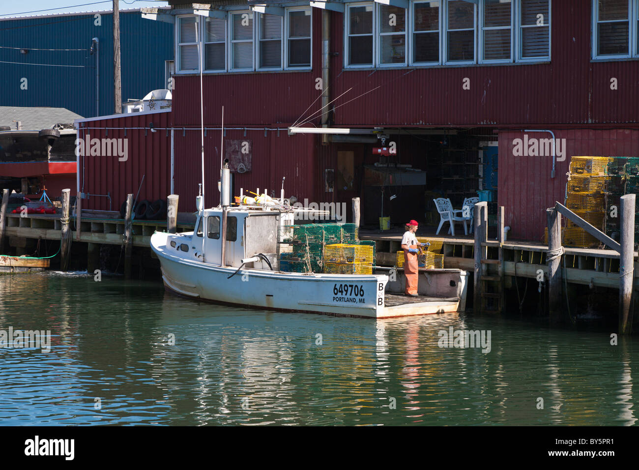 Fischer Köder Hummerfallen und lädt sie auf kommerzielle Hummer Fischerboot am Kai in Portland, Maine Stockfoto