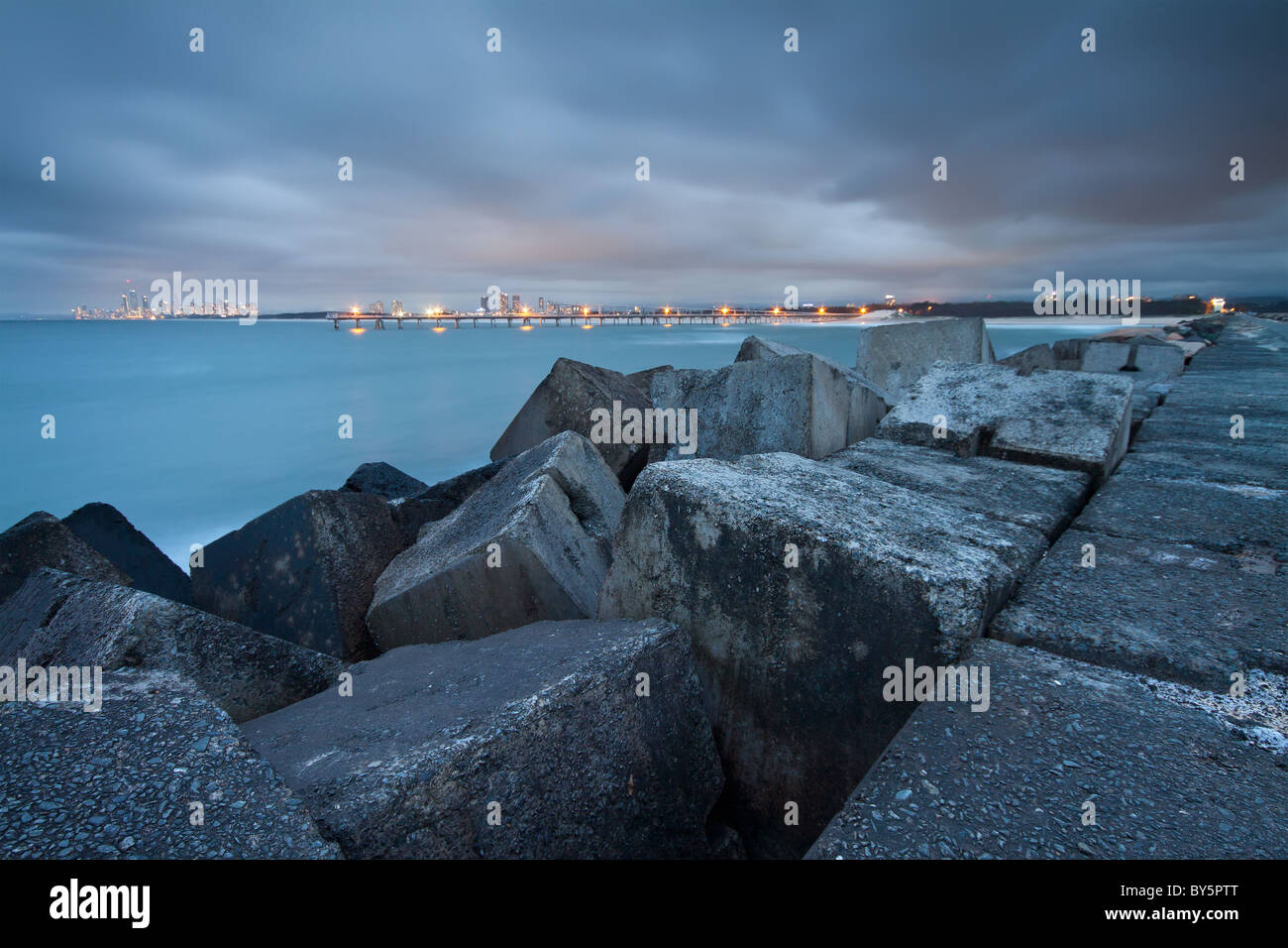 Blick auf Stadt und Pier aus felsigen Landzunge Stockfoto