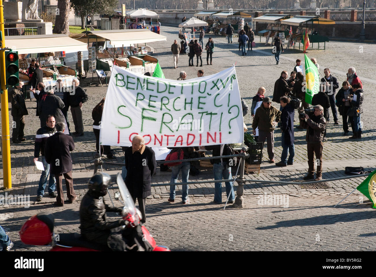 Italienischen Bauern protestieren und demonstrieren gegen die Vertreibung des Vatikans und der Papst Benedict XVI im Vatikan Rom Italien Stockfoto