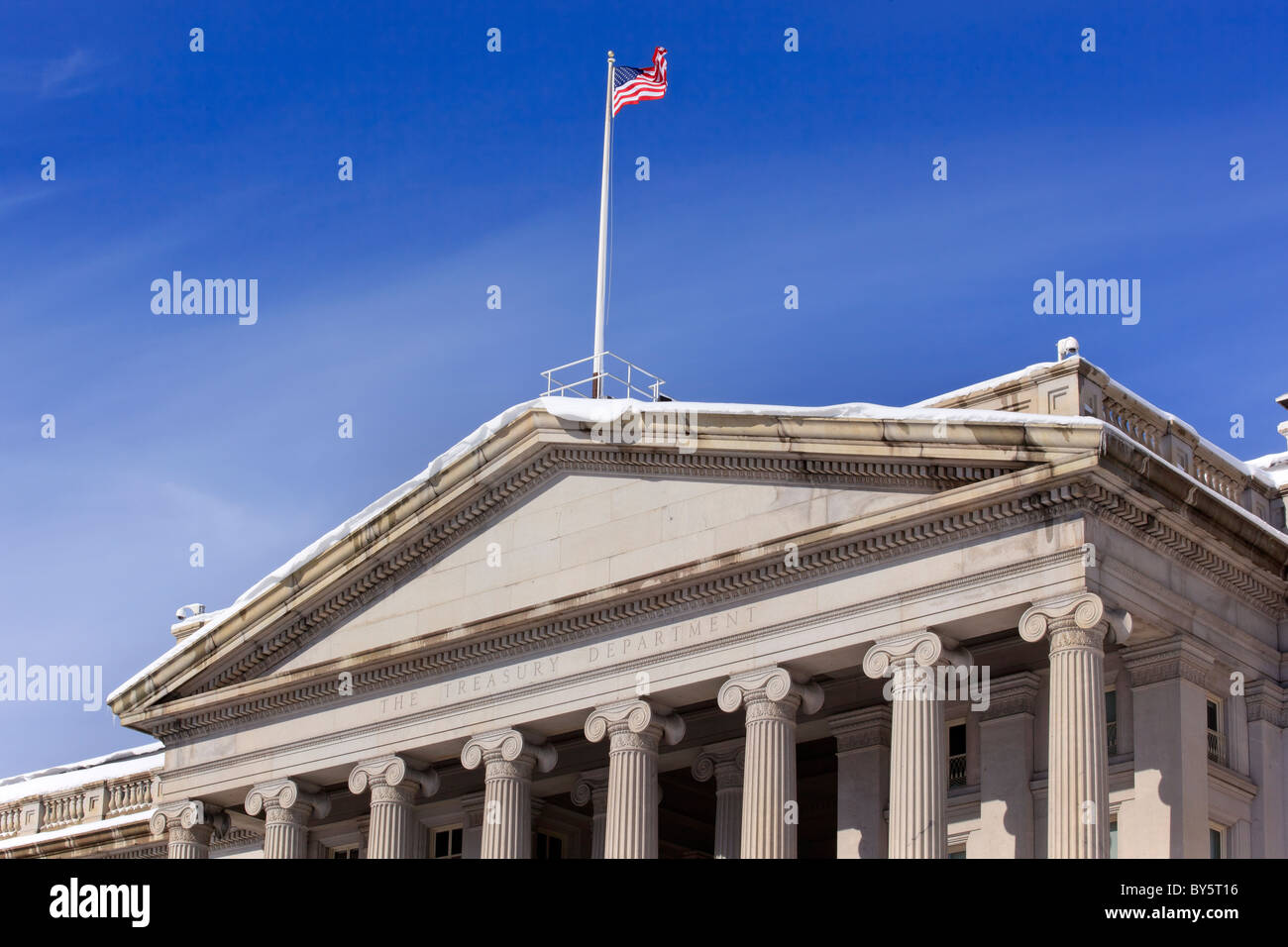 Treasury-Abteilung US Flagge Spalten nach dem Schnee Pennsylvania Avenue Washington DC Stockfoto