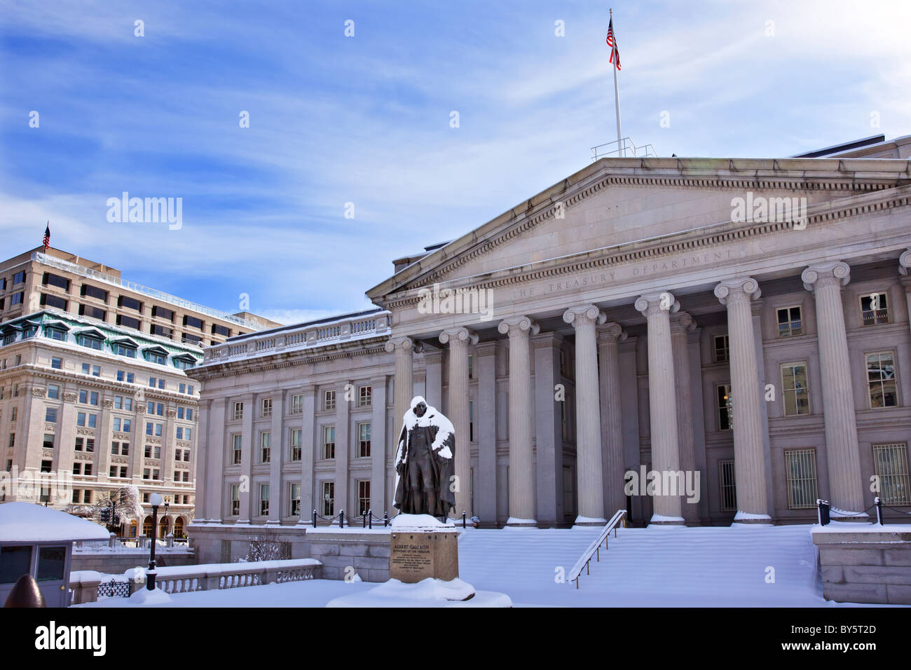 US-Treasury Albert Gallatin Statue nach Schneesturm Winter Washington DC Stockfoto