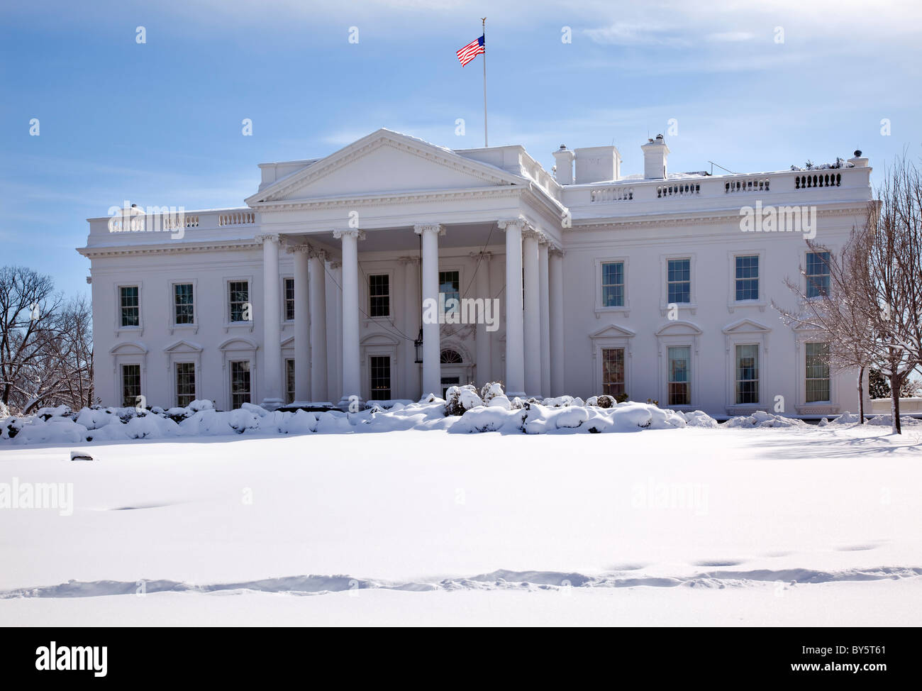 White House Close Up Flagge nach Schnee Pennsylvania Ave Washington DC Stockfoto