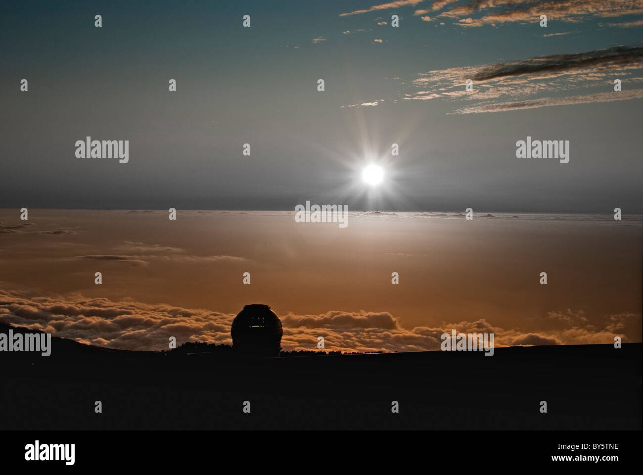Sonnenuntergang mit Gran Telescopio Canarias Silhouette in der Front und dem Atlantischen Ozean im Hintergrund Stockfoto