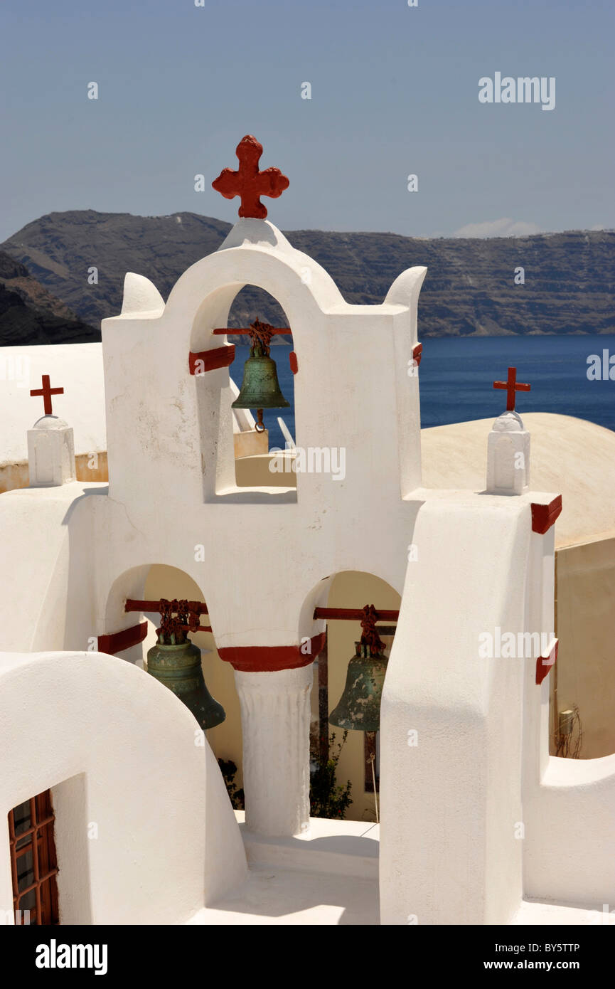 Kirche und der Glockenturm Türme auf der griechischen Insel Santorin in der Ägäis Stockfoto