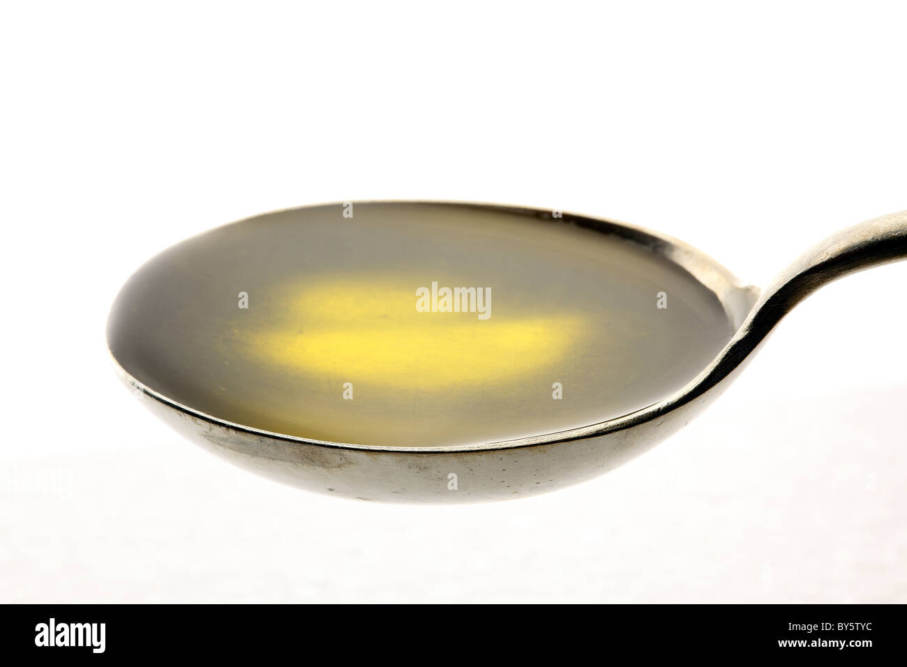 Olivenöl auf Löffel Stockfoto