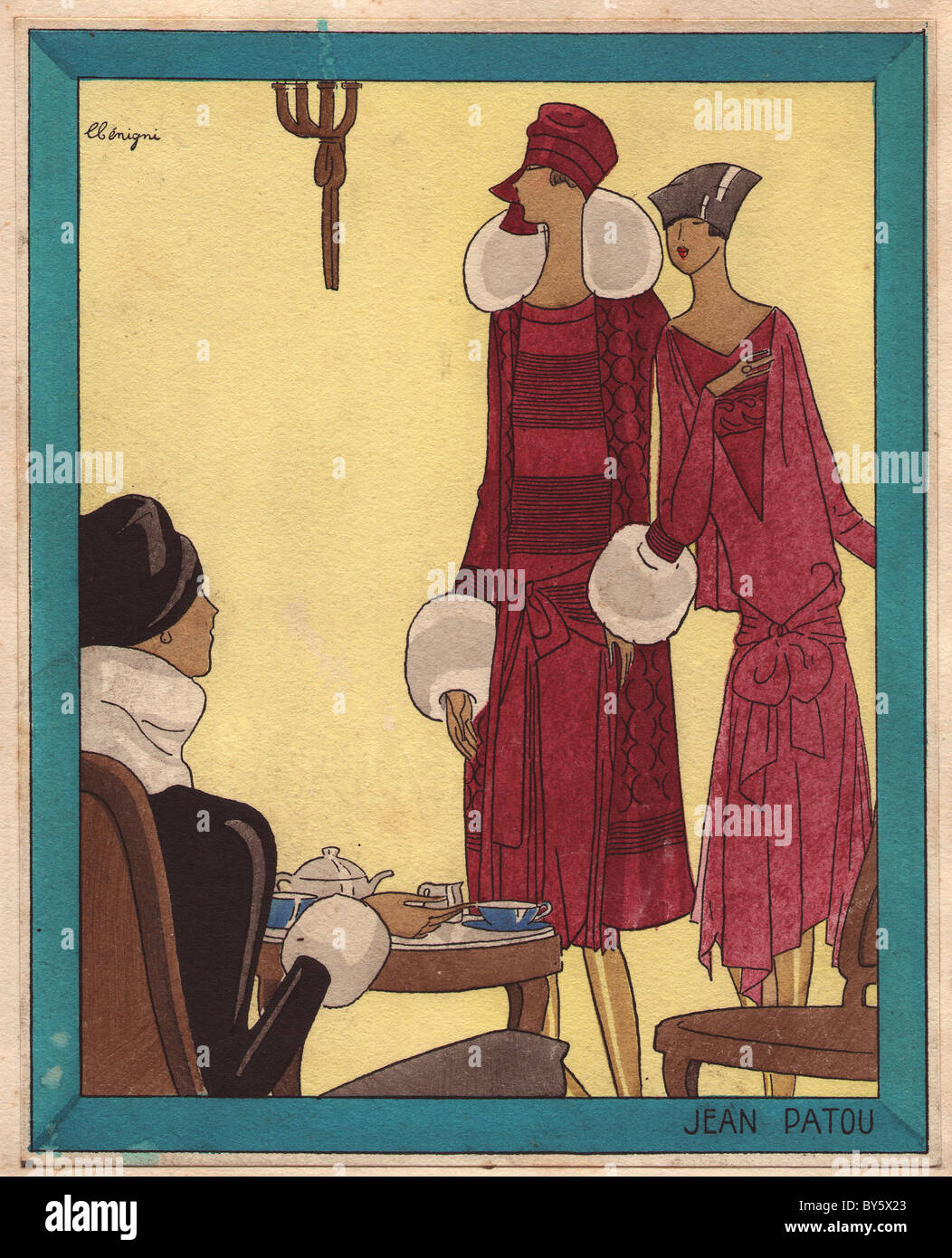Frau trinkt Tee schwarzer samt Mantel getrimmt mit weißem Fell, Frauen tragen rote Kleider und Turban Hüte stehen. Stockfoto