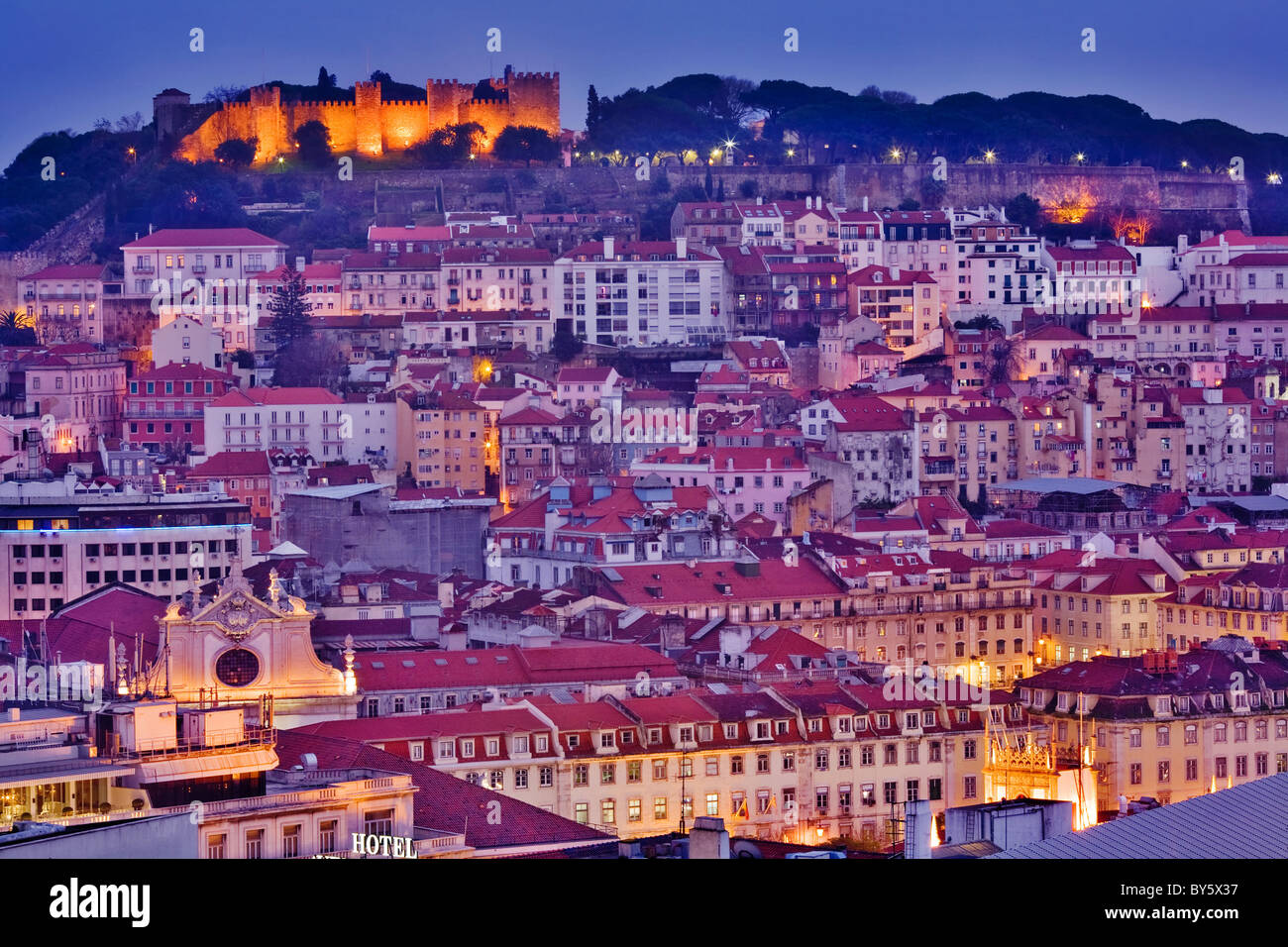 Schloss São Jorge in Alfama Nachbarschaft dominiert Lissabon Skyline, Baixa im Vordergrund, Lissabon, Portugal. Stockfoto