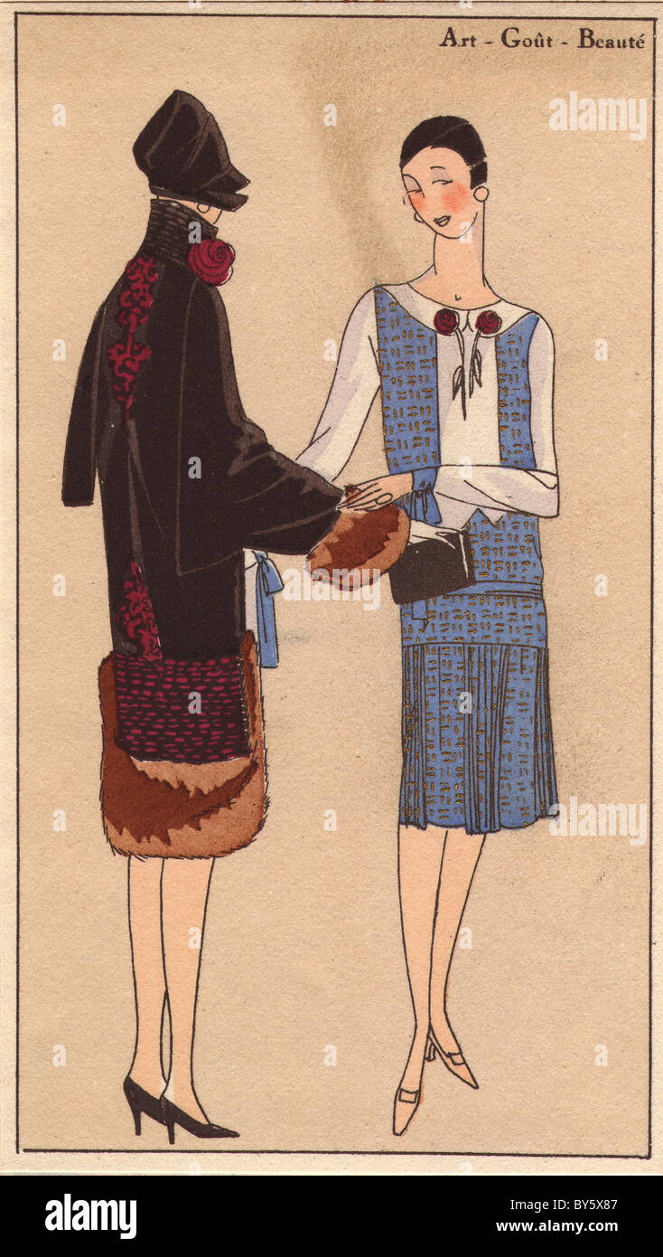 Frau am Nachmittag, Mantel in Samt mit roter Zierleiste und Frau in Blau Wolle Kleid Stickerei in Gold. Stockfoto