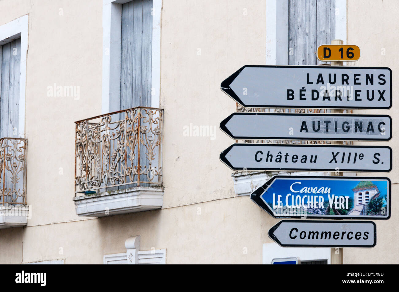 Richtung Verkehrszeichen in dem französischen Dorf St Genies de Fontedit. Stockfoto
