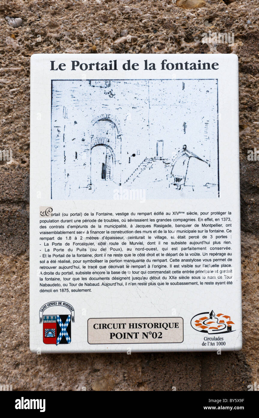 Eine interpretierenden Zeichen mit einem historischen Touristenvisum Fuß durch das französische Dorf St Genies de Fontedit. Stockfoto