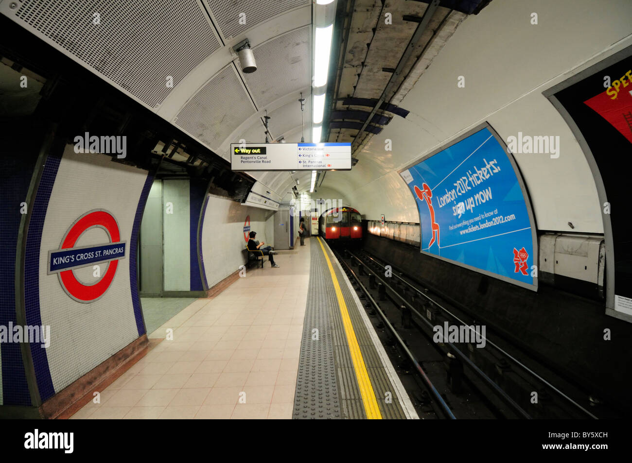 Kings Cross St Pancras u-Tube Station Piccadilly Line Plattform, London, England, Vereinigtes Königreich Stockfoto