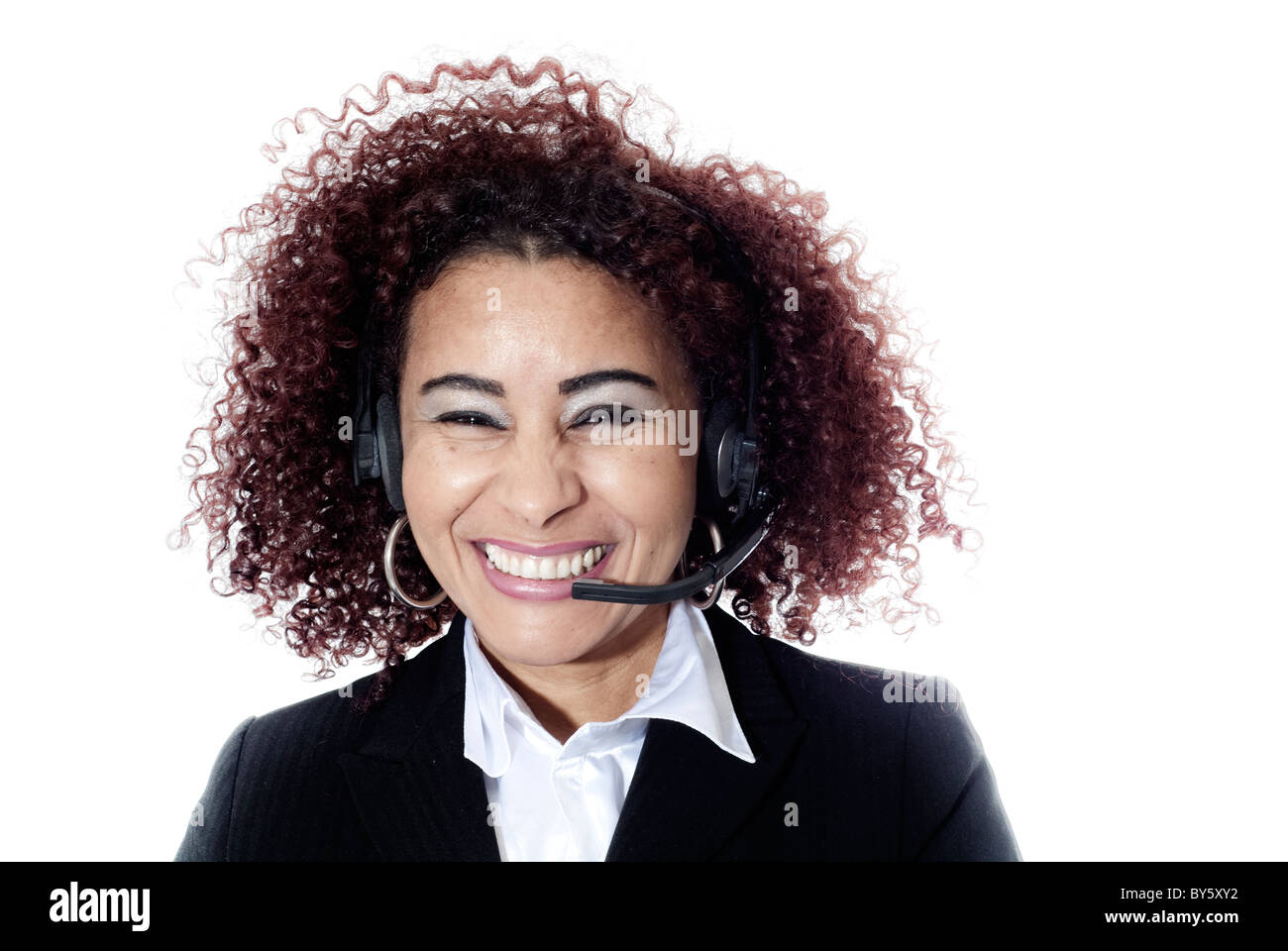 horizontale Foto Brasilianerin lächelnd mit Kopfhörer Stockfoto