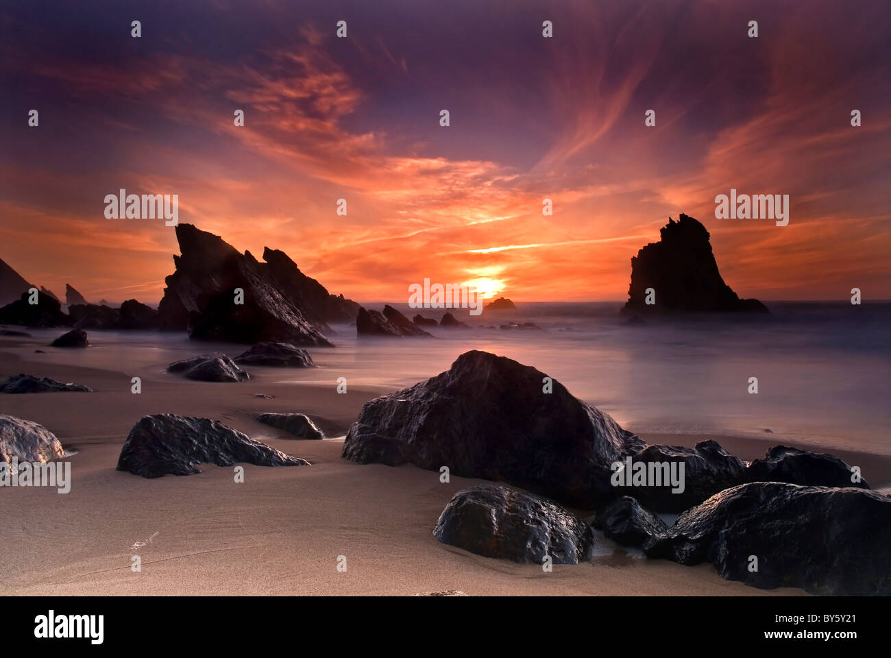 Sonnenuntergang in Adraga Strand, Portugal Stockfoto