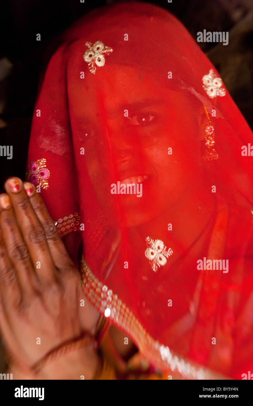 Porträt der indischen (Mitglied der Sekte Bishnoi) Frau hinter Schleier, nr Jodhpur, Rajasthan, Indien Stockfoto