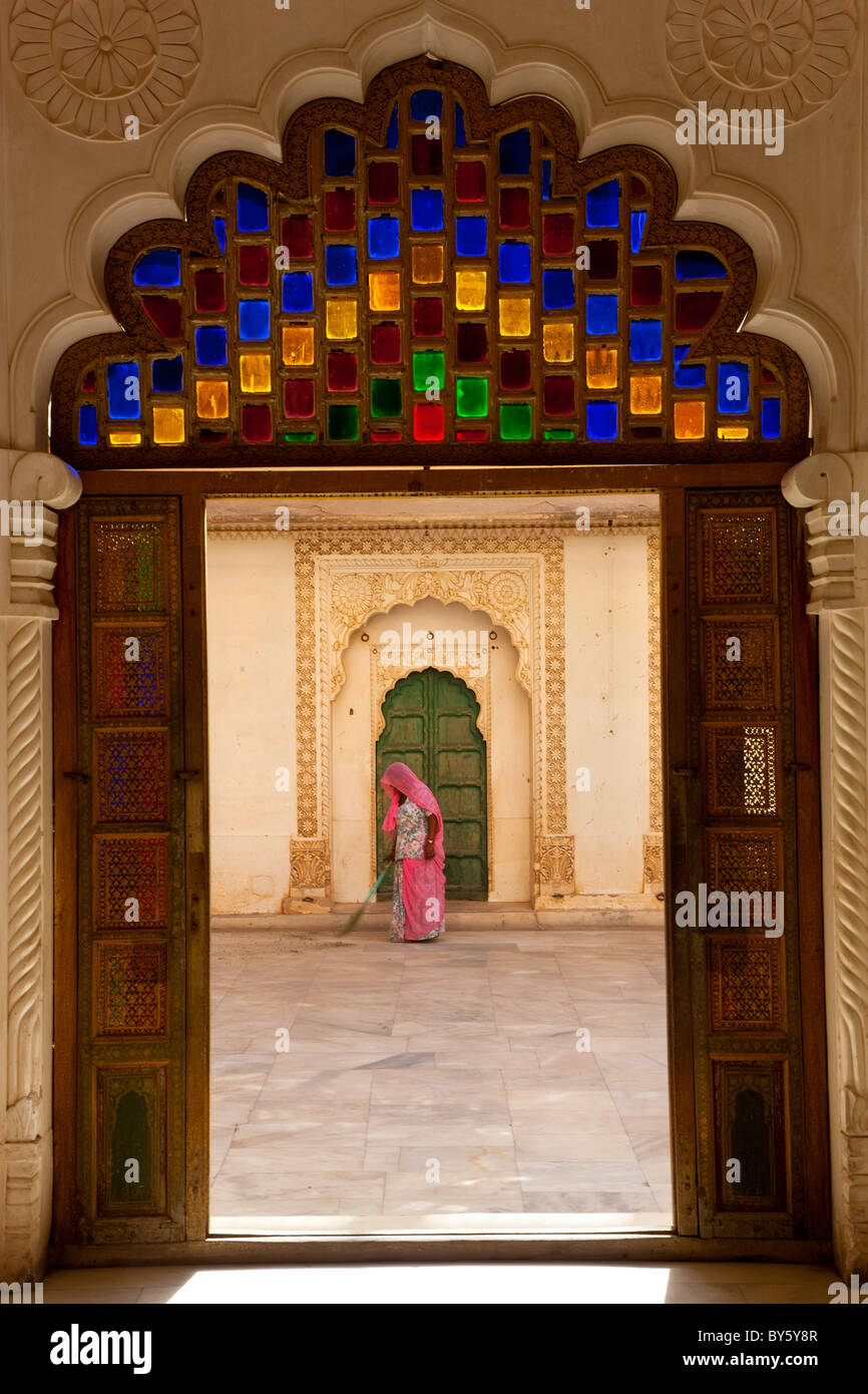 Blick durch Tor von Frau fegen, Meherangarh Fort, Jodhpur, Rajasthan, Indien Stockfoto