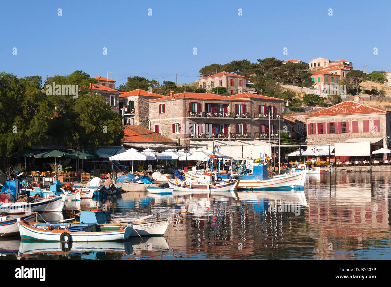 Tavernen und Boote in Lesbos Molyvos (Mithymna) Hafen Griechenland Stockfoto