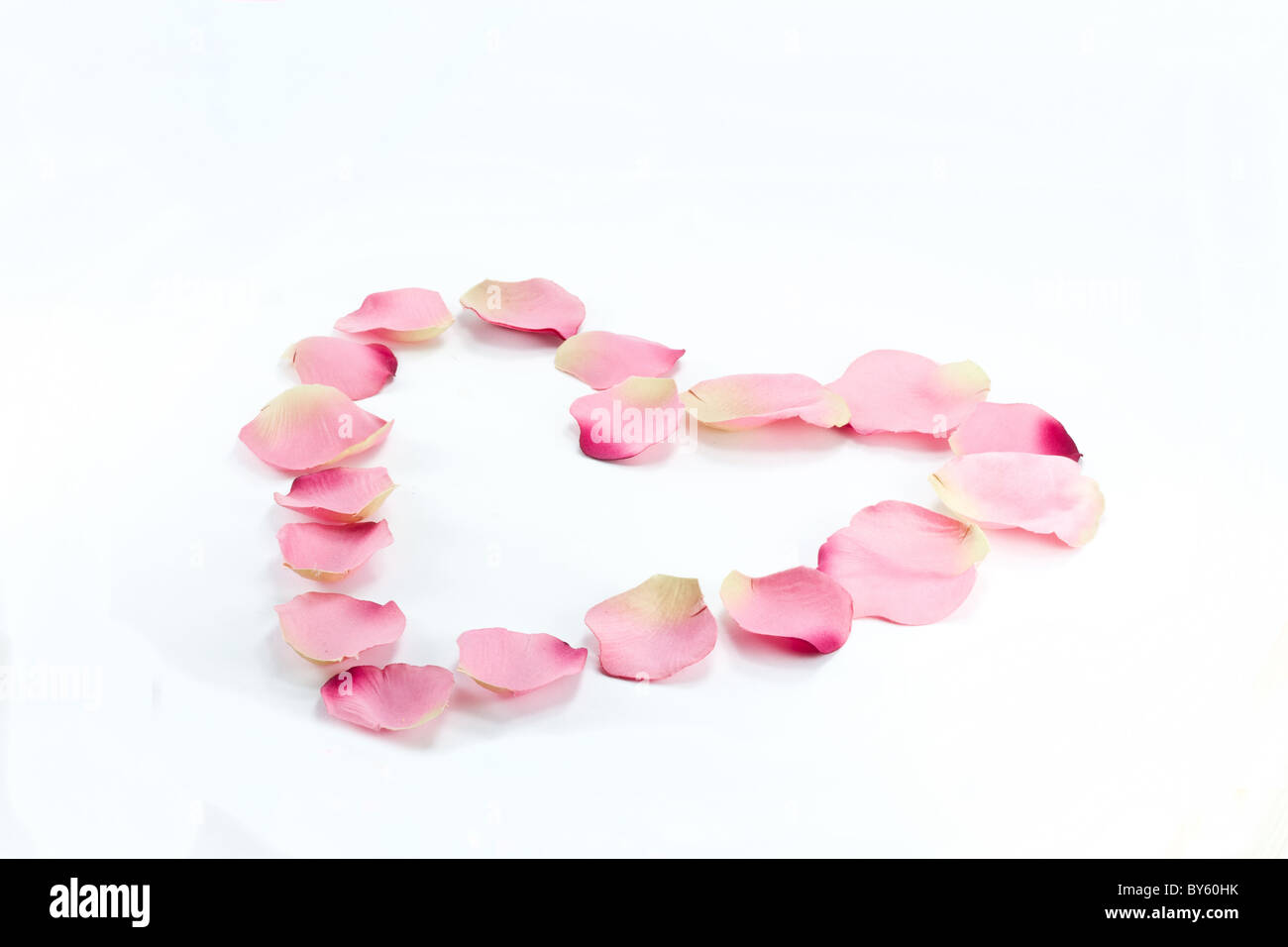 Rosenblätter in Herzform Stockfoto