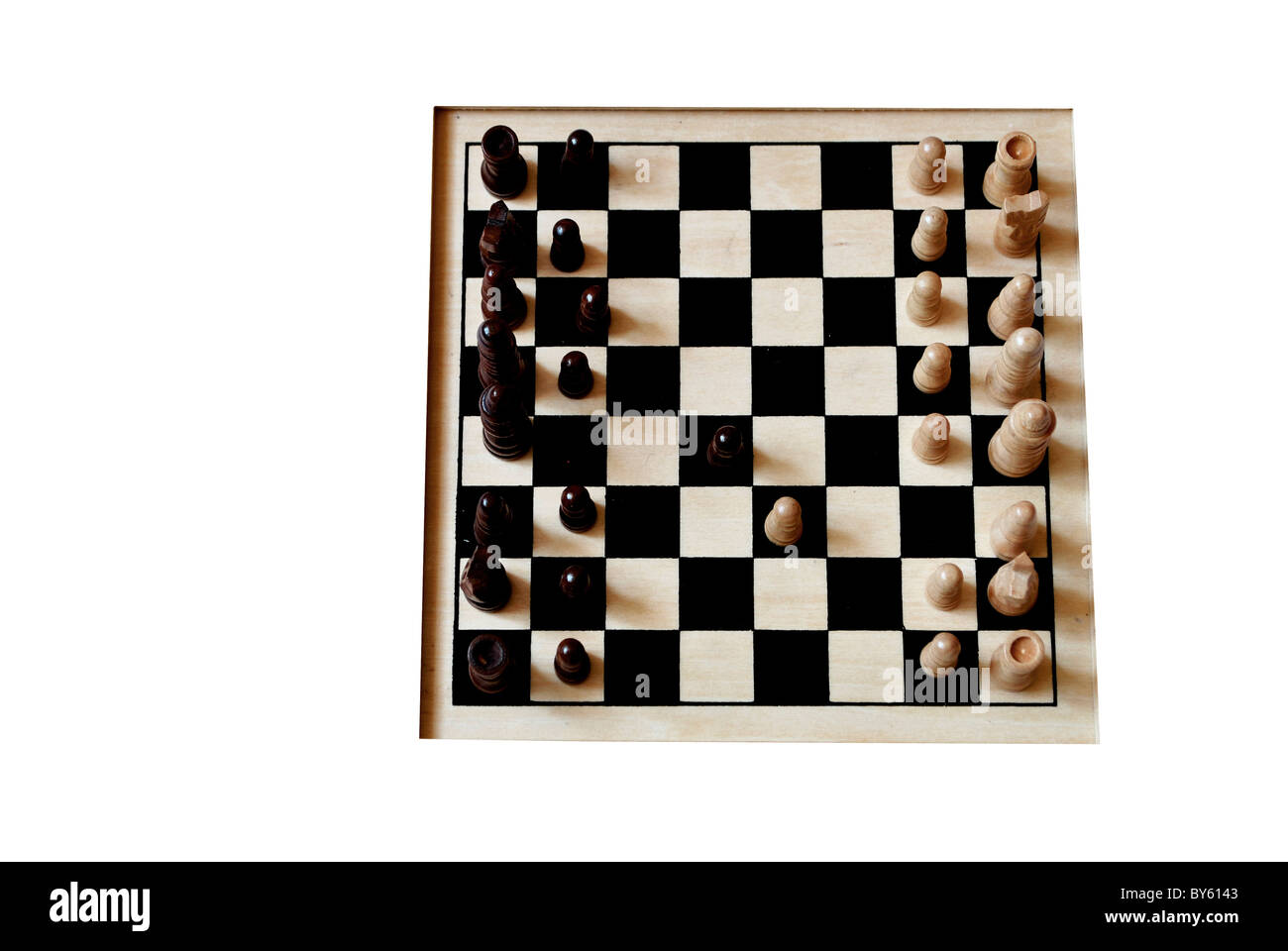 leichte Holz Schachbrett auf weißem Hintergrund Stockfoto