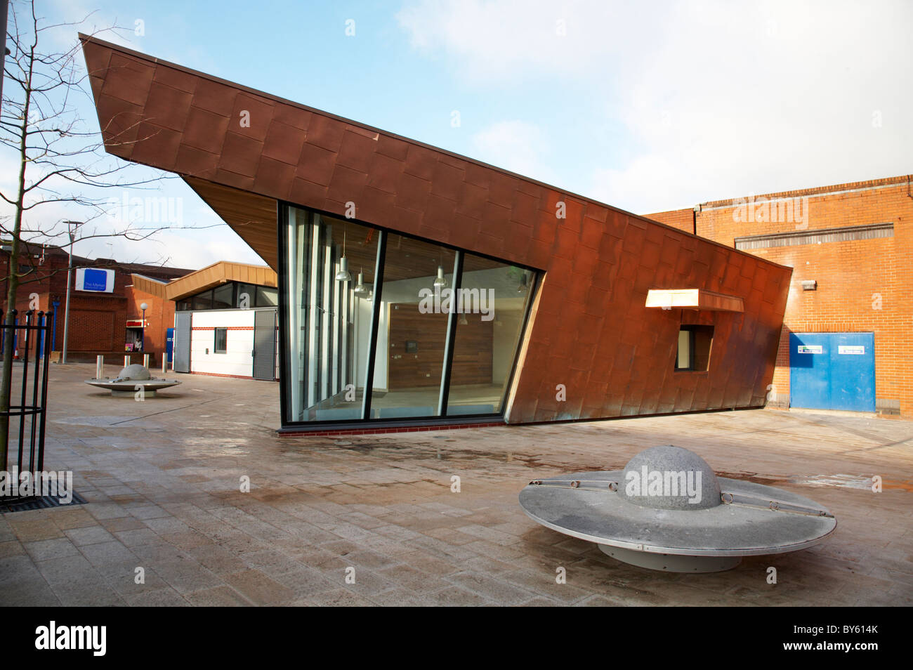 BRU Cafe und Toiletten auf dem Lyceum Platz in Crewe Cheshire VEREINIGTES KÖNIGREICH Stockfoto