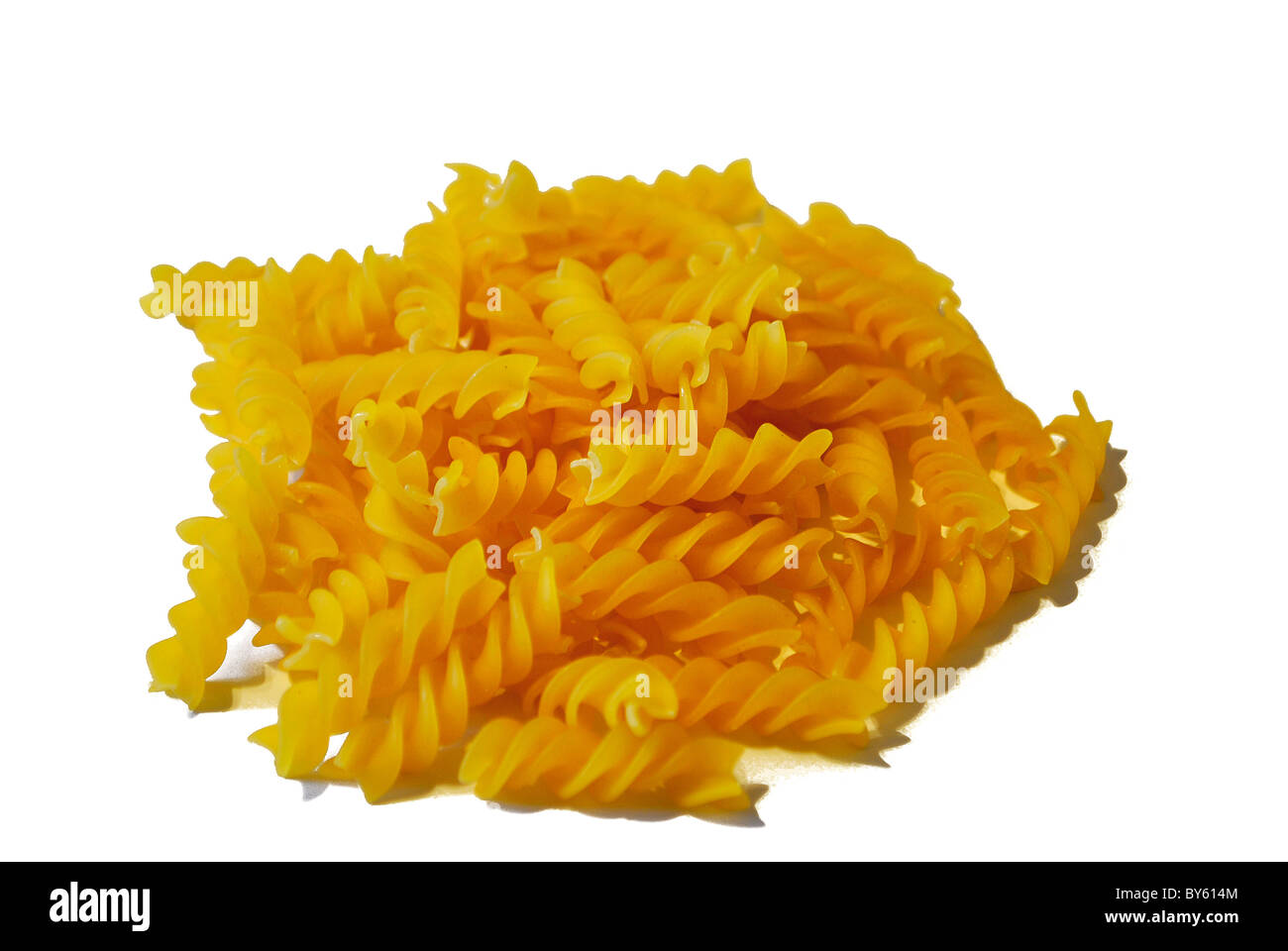Italienische Pasta auf weißem Hintergrund Stockfoto