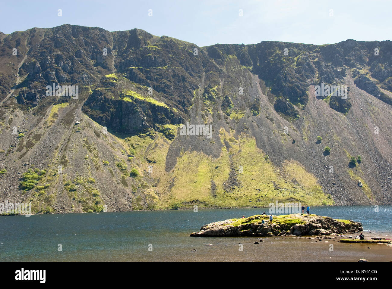 Menschen auf der kleinen Insel, Wast Wasser Wasdale Valley, Lake District National Park, Cumbria, England, UK Stockfoto